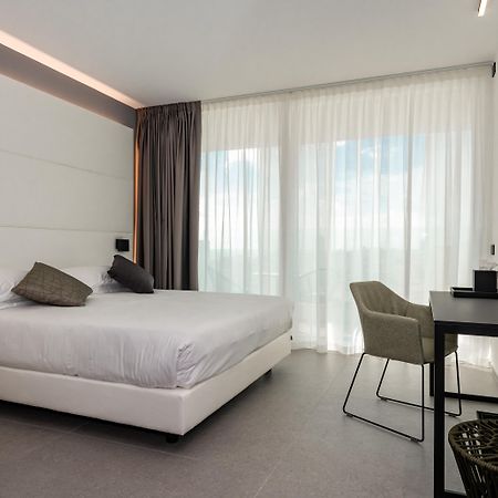 J44 Lifestyle Hotel Lido di Jesolo Eksteriør billede A room at the hotel