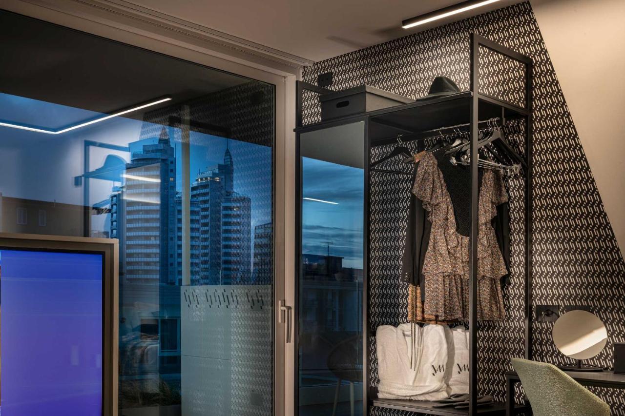 J44 Lifestyle Hotel Lido di Jesolo Eksteriør billede A wardrobe lift