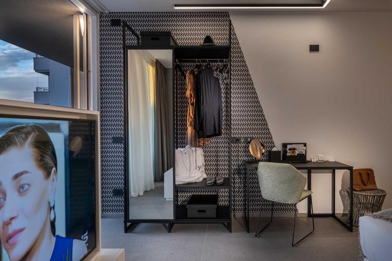J44 Lifestyle Hotel Lido di Jesolo Eksteriør billede The interior of a medical practice in the UK