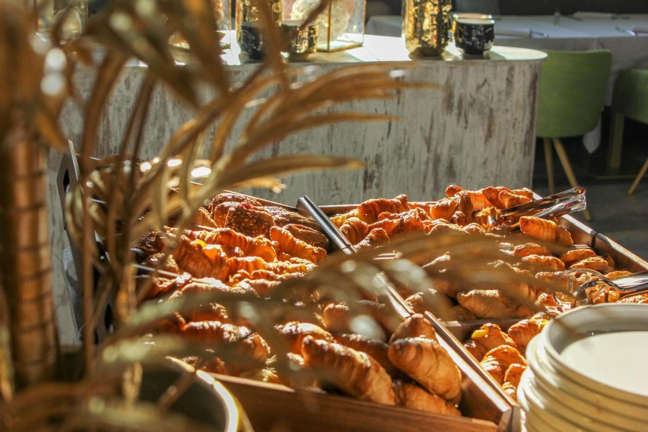 J44 Lifestyle Hotel Lido di Jesolo Eksteriør billede Croissants at a buffet