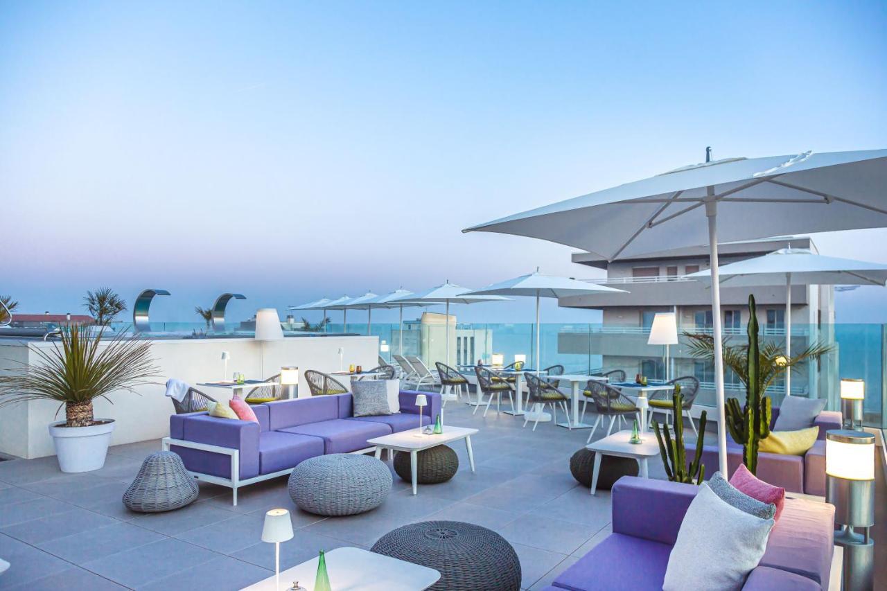 J44 Lifestyle Hotel Lido di Jesolo Eksteriør billede The rooftop bar at the hotel