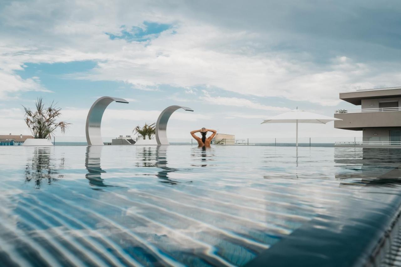 J44 Lifestyle Hotel Lido di Jesolo Eksteriør billede Infinity pool at the hotel