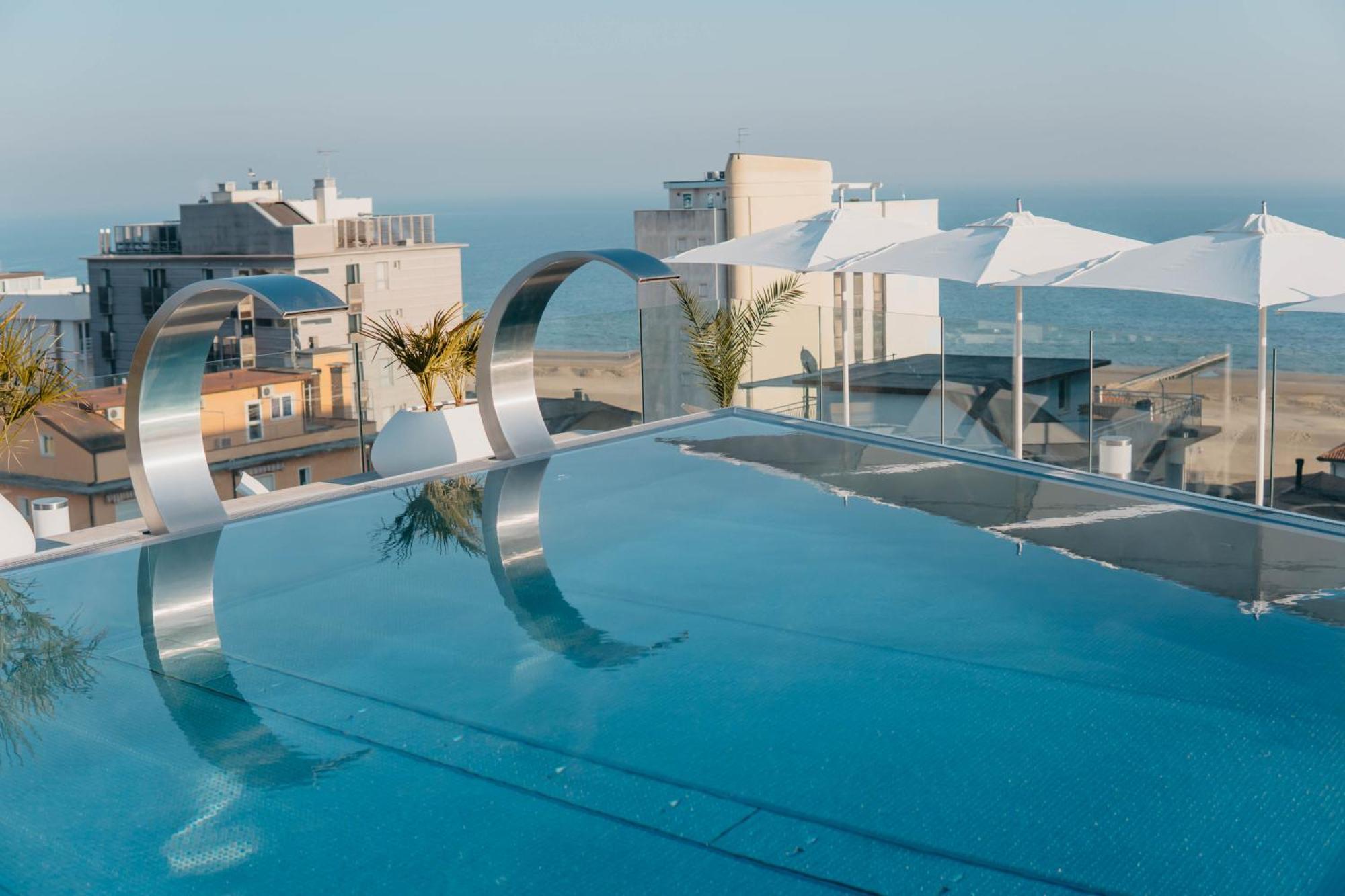 J44 Lifestyle Hotel Lido di Jesolo Eksteriør billede The rooftop pool at the hotel
