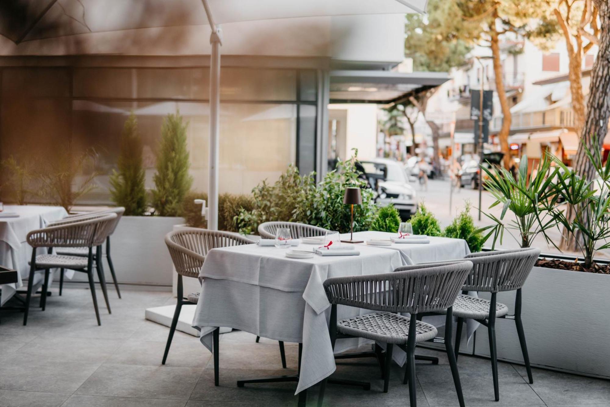 J44 Lifestyle Hotel Lido di Jesolo Eksteriør billede Restaurant