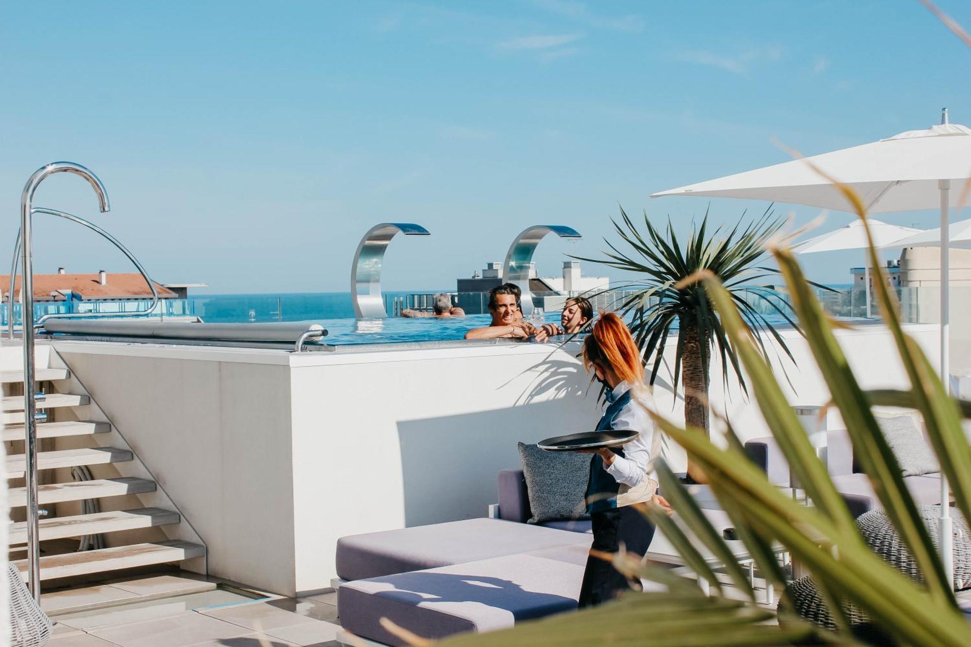 J44 Lifestyle Hotel Lido di Jesolo Eksteriør billede Rooftop pool at the Hotel